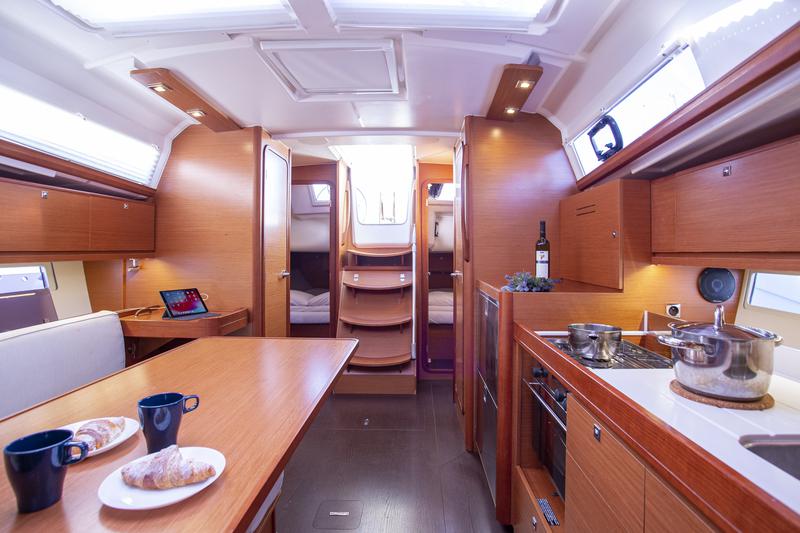 Book yachts online - sailboat - Dufour 382 GL - Niké - rent