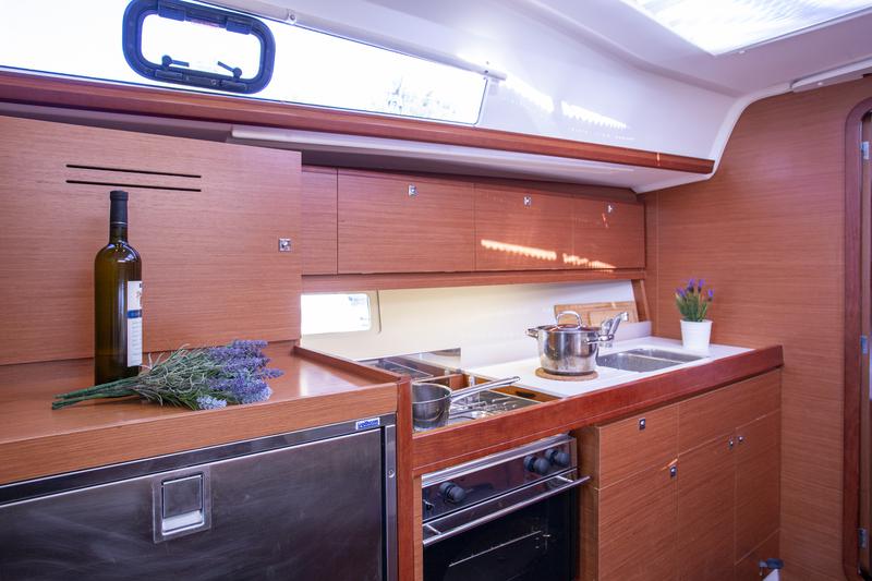 Book yachts online - sailboat - Dufour 382 GL - Niké - rent