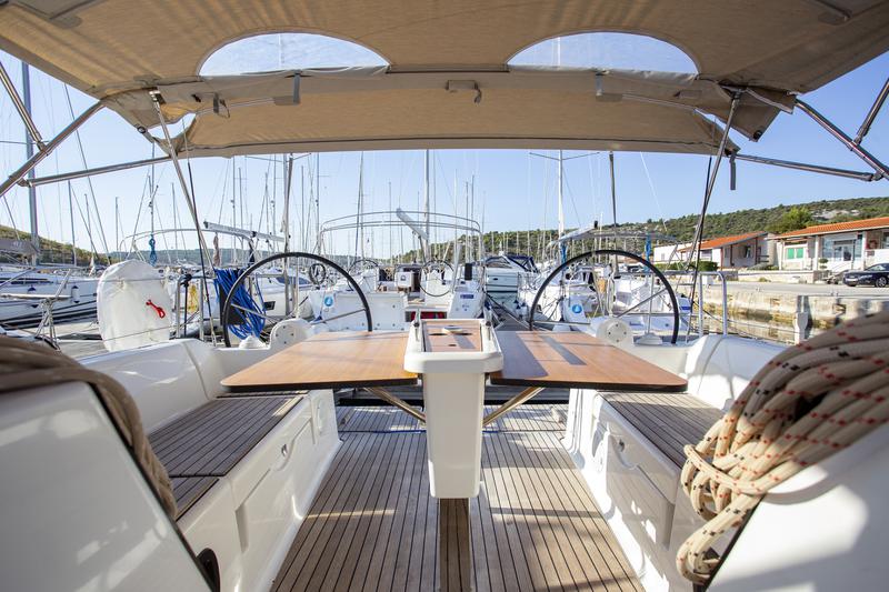 Book yachts online - sailboat - Dufour 382 GL - Niké - rent