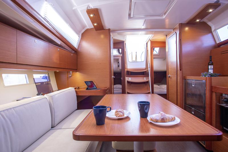 Book yachts online - sailboat - Dufour 382 GL - Niké - rent