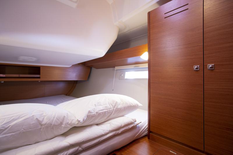 Book yachts online - sailboat - Dufour 430 Grand Large - Lana V - rent