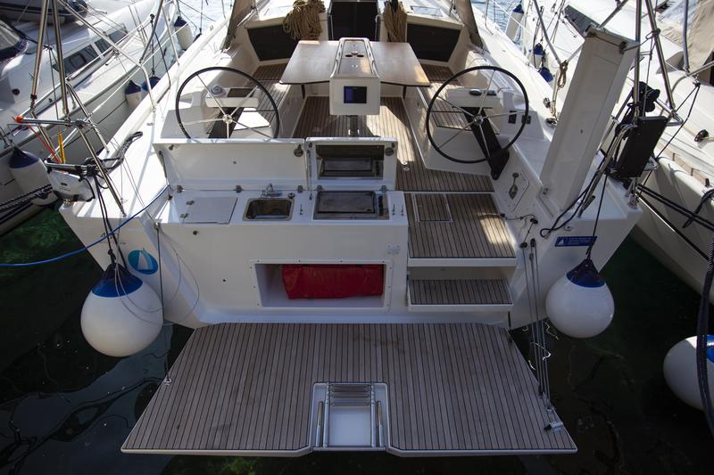 Book yachts online - sailboat - Dufour 430 Grand Large - Lana V - rent