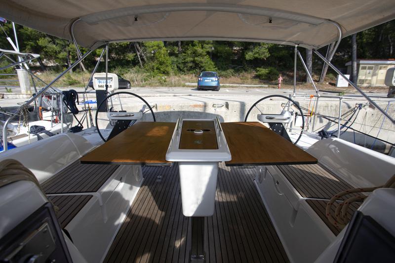 Book yachts online - sailboat - Dufour 430 Grand Large - Lana V - rent