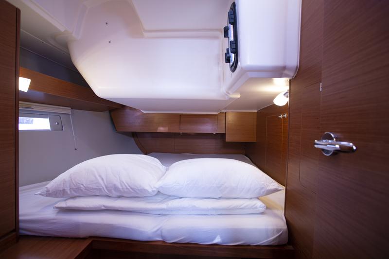 Book yachts online - sailboat - Dufour 430 Grand Large - Lana V - rent