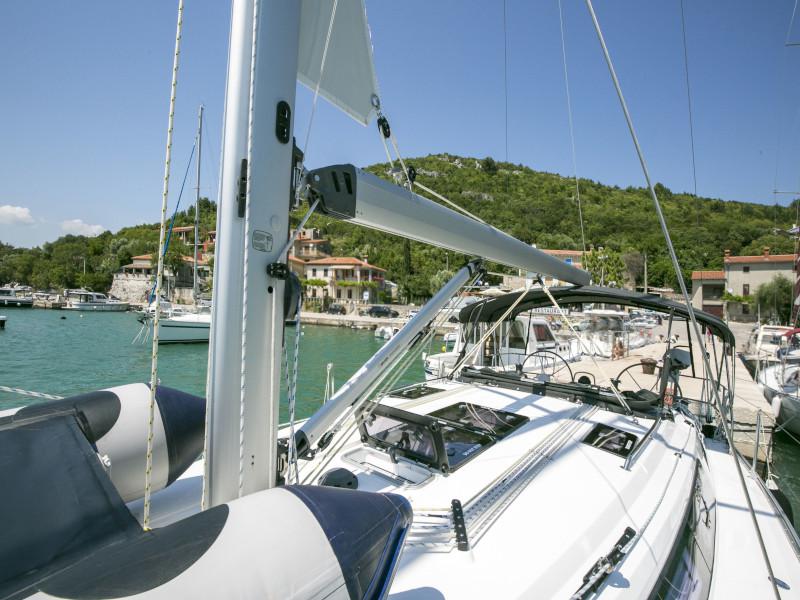 Book yachts online - sailboat - Bavaria 37 Cruiser - Alani - rent