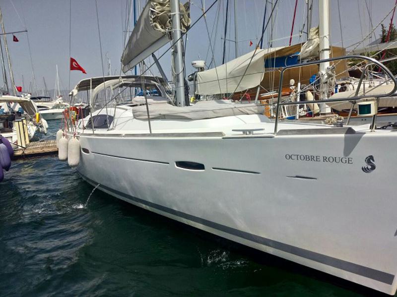 Book yachts online - sailboat - Beneteau 43 - October Rouge - rent