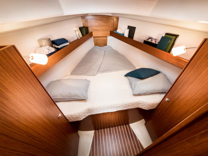 Book yachts online - sailboat - Bavaria 34 Cruiser - Free Spirit - rent