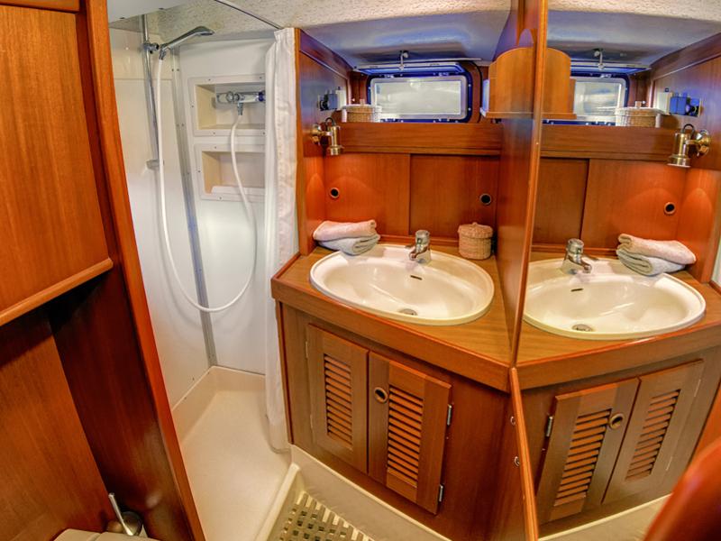 Book yachts online - sailboat - Hallberg-Rassy 49 - Big Blue - rent