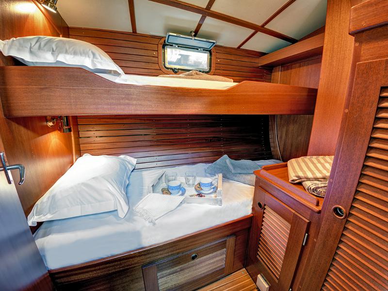 Book yachts online - sailboat - Hallberg-Rassy 49 - Big Blue - rent