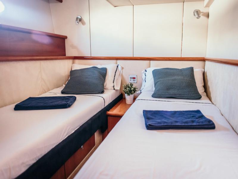 Book yachts online - motorboat - Sunseeker Predator 58 - Ocean Barcelona - rent