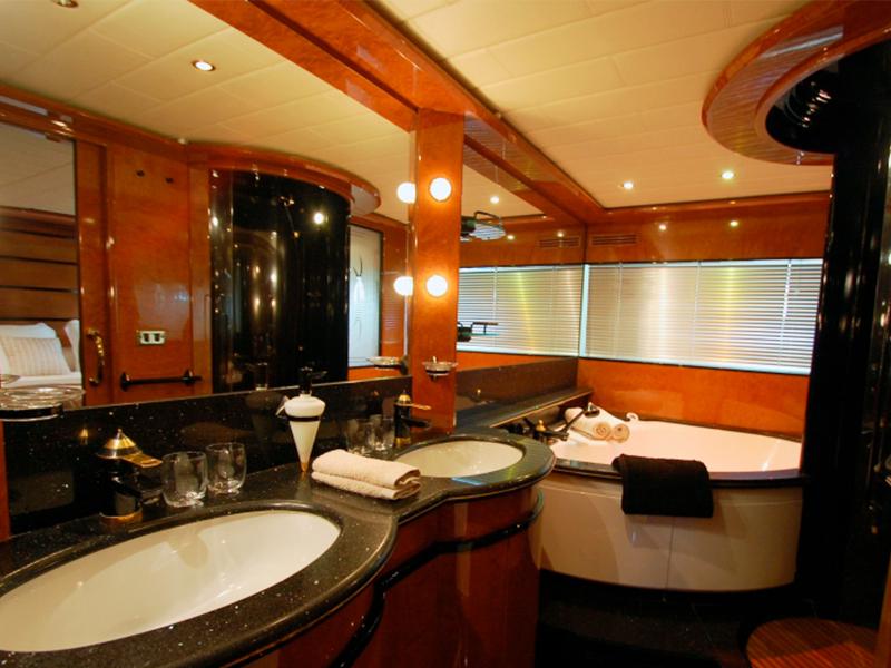 Book yachts online - motorboat - Mochi Craft 85 - Leigh - rent