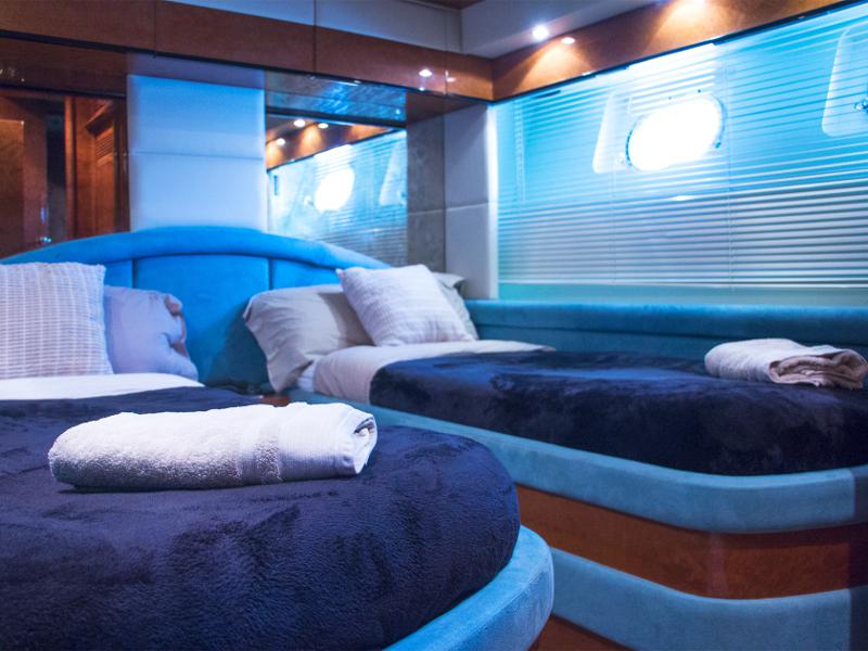 Book yachts online - motorboat - Mochi Craft 85 - Leigh - rent