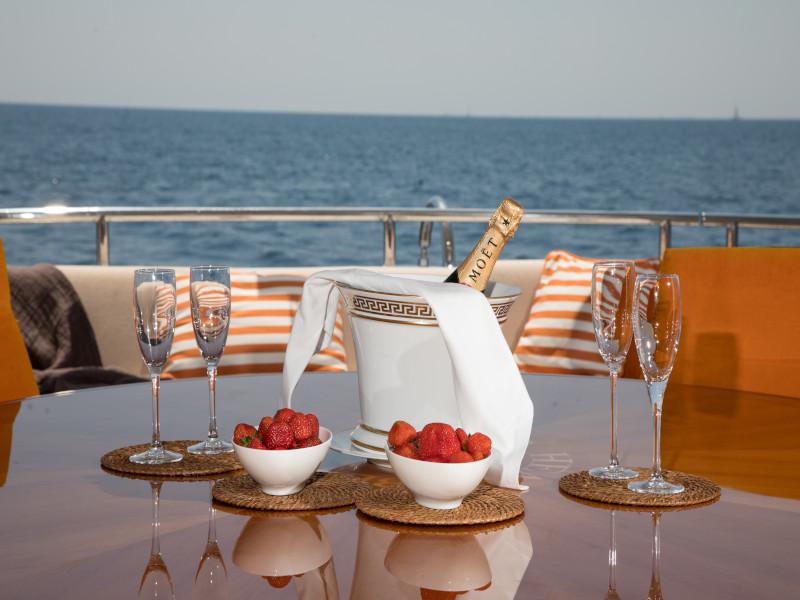 Book yachts online - motorboat - Heesen Yacht - Heartbeat of life - rent