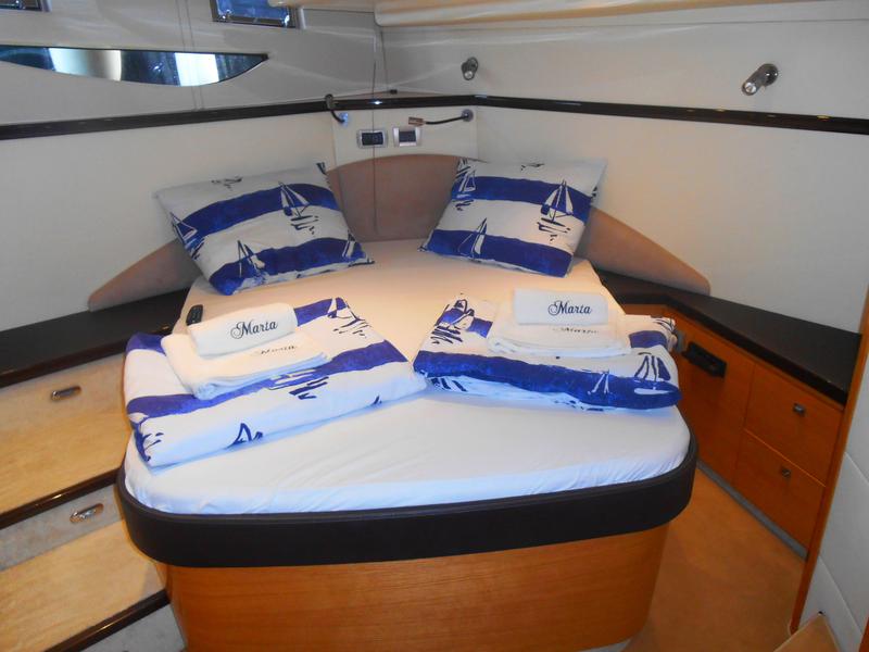 Book yachts online - motorboat - Elan Power 48 - MARTA IV - rent