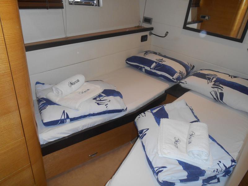 Book yachts online - motorboat - Elan Power 48 - MARTA IV - rent