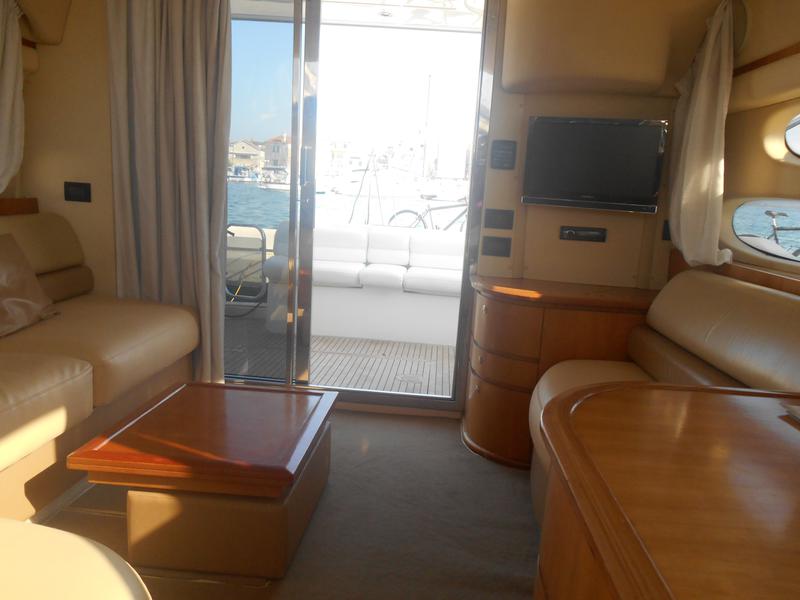 Book yachts online - motorboat - Azimut 39 - MARTA - rent