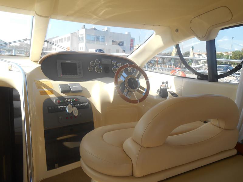 Book yachts online - motorboat - Azimut 39 - MARTA - rent