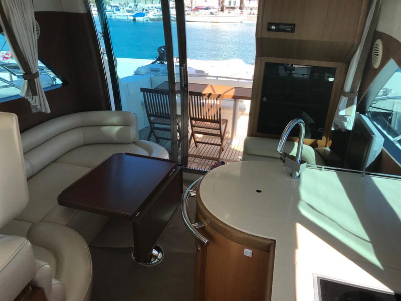 Book yachts online - motorboat - Galeon 390 Fly - Marta I - rent
