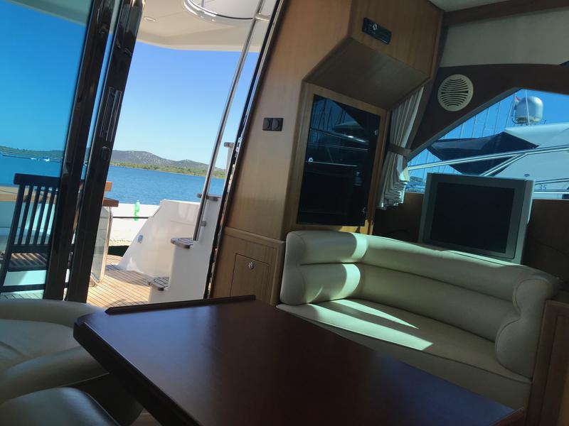 Book yachts online - motorboat - Galeon 390 Fly - Marta I - rent