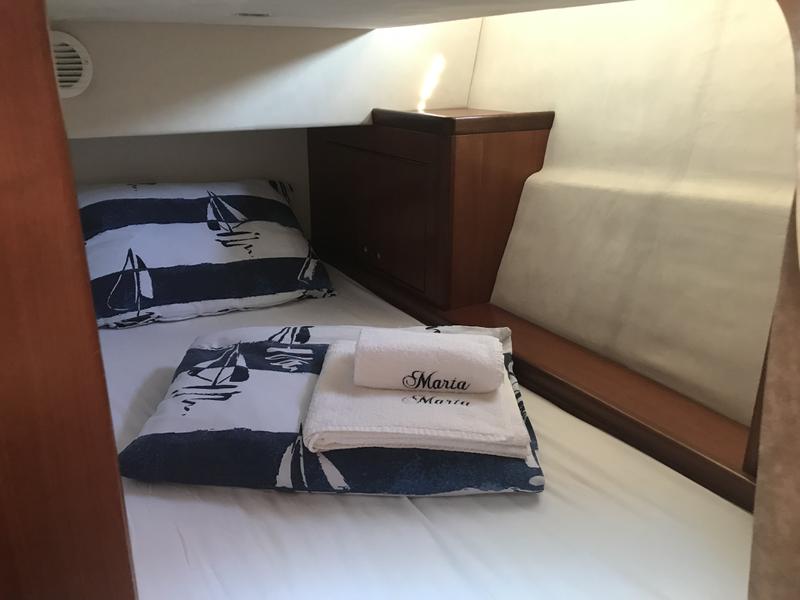 Book yachts online - motorboat - Galeon 390 Fly - Marta I - rent