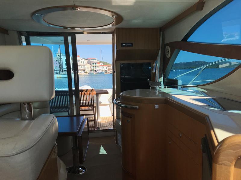 Book yachts online - motorboat - Galeon 390 Fly - Marta I - rent