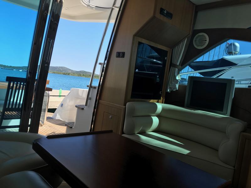 Book yachts online - motorboat - Galeon 390 Fly - Marta I - rent