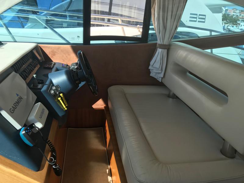 Book yachts online - motorboat - Galeon 390 Fly - Marta I - rent