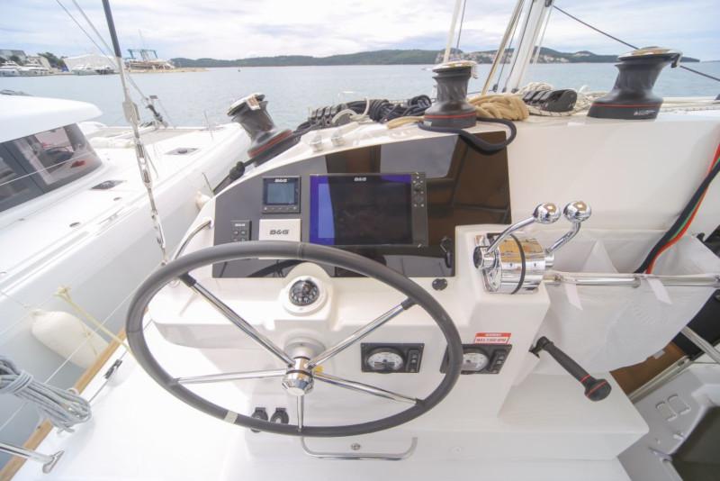 Book yachts online - catamaran - Lagoon 400 S2 - Neretva - rent
