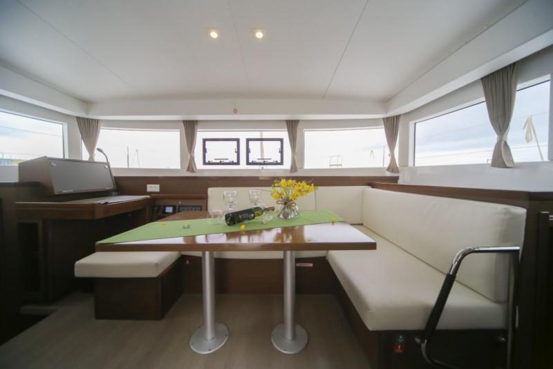 Book yachts online - catamaran - Lagoon 40 - Ocean King III - rent