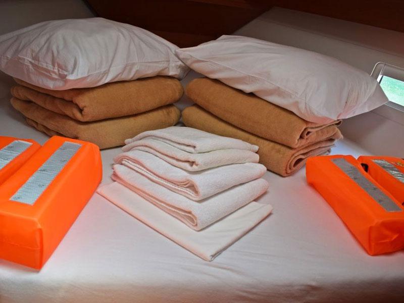 Book yachts online - sailboat - Dufour 382 Grand Large - Seneque - rent