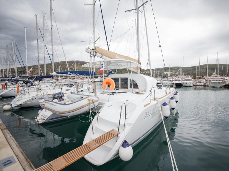 Book yachts online - catamaran - Lagoon 380 - Eschyle - rent