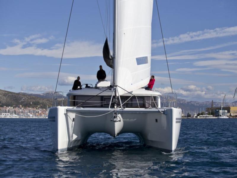 Book yachts online - catamaran - Lagoon 450 Flybridge - Pix - rent