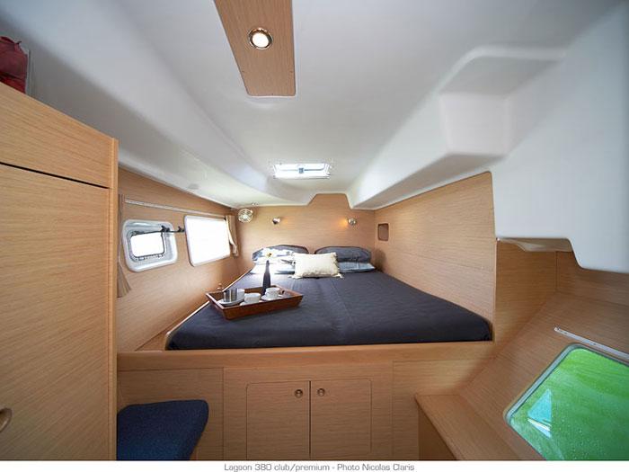 Book yachts online - catamaran - Lagoon 380 - Montaigne - rent