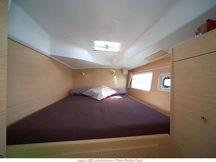 Book yachts online - catamaran - Lagoon 380 - Montaigne - rent