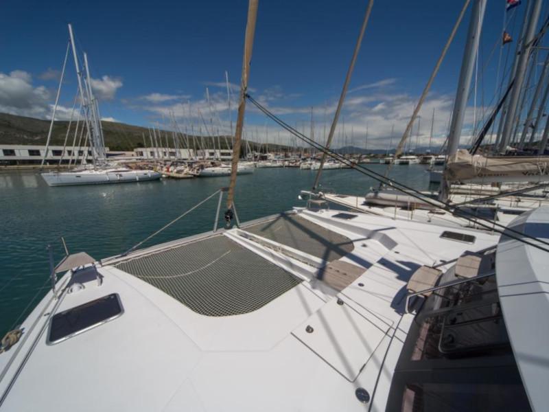 Book yachts online - catamaran - Nautitech 46 Fly - Santorin - rent