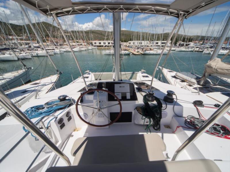 Book yachts online - catamaran - Nautitech 46 Fly - Santorin - rent