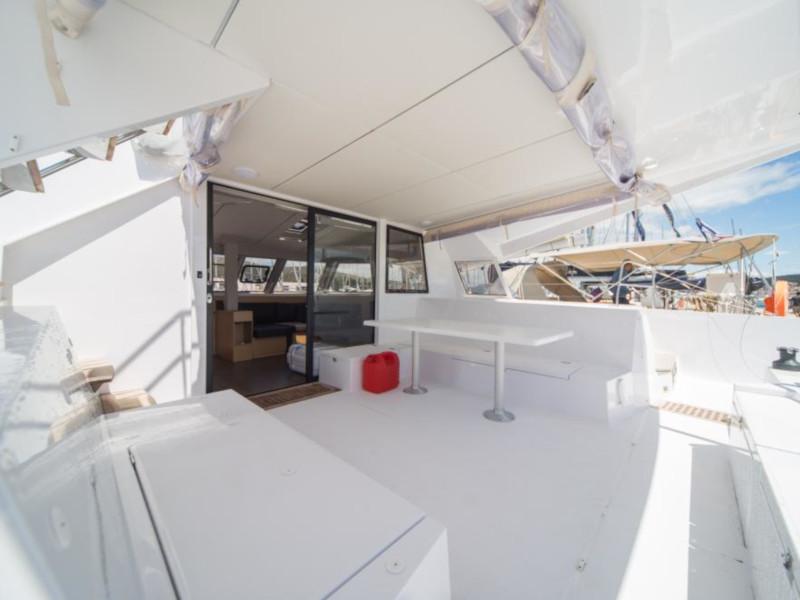 Book yachts online - catamaran - Nautitech 46 Fly - Santorin - rent