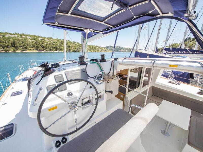 Book yachts online - catamaran - Lagoon 400 S2 - Rapala - rent