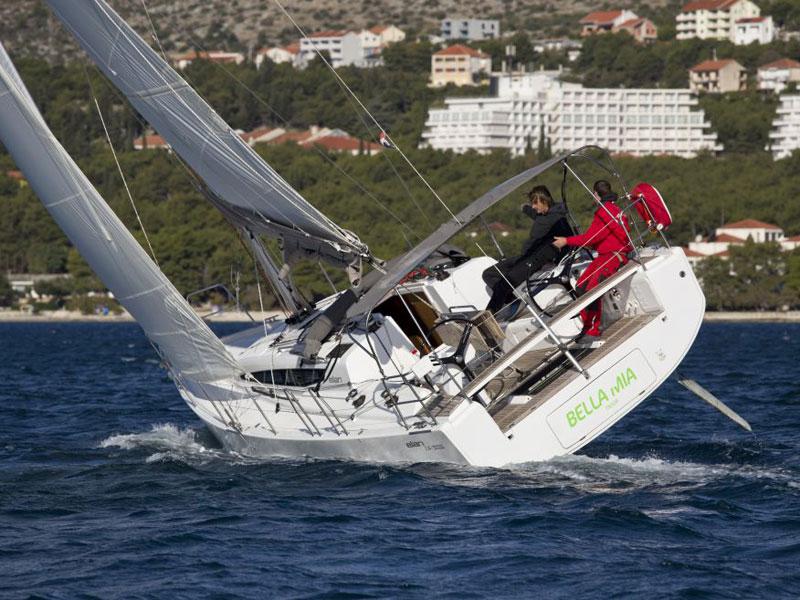 Book yachts online - sailboat - Elan E4 - Bella Mia - rent