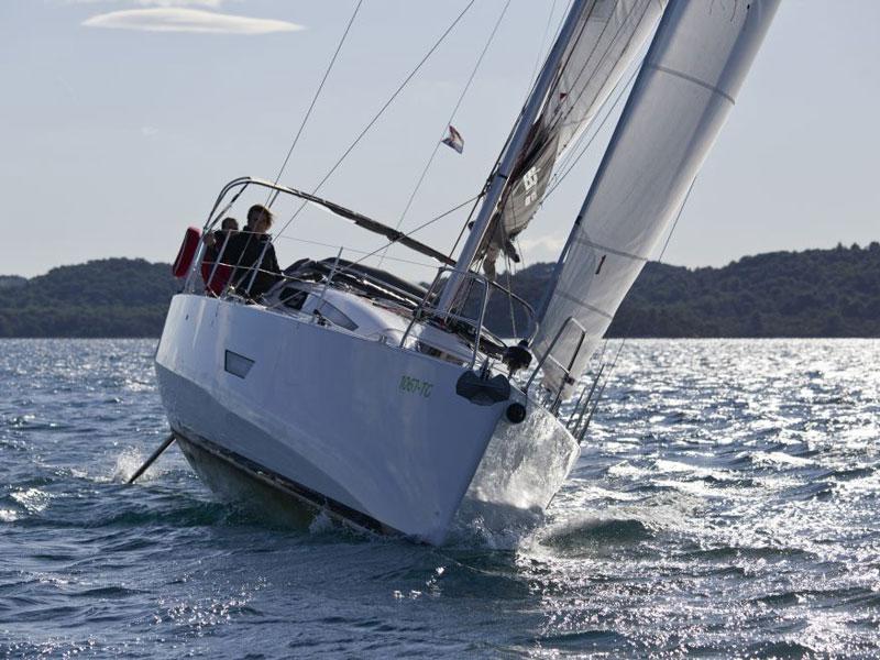 Book yachts online - sailboat - Elan E4 - Bella Mia - rent