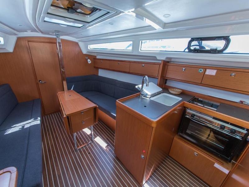 Book yachts online - sailboat - Bavaria Cruiser 33 (4) - Allori - rent