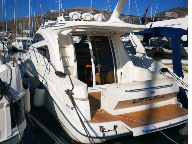 Book yachts online - motorboat - Sealine F34 - Little One - rent