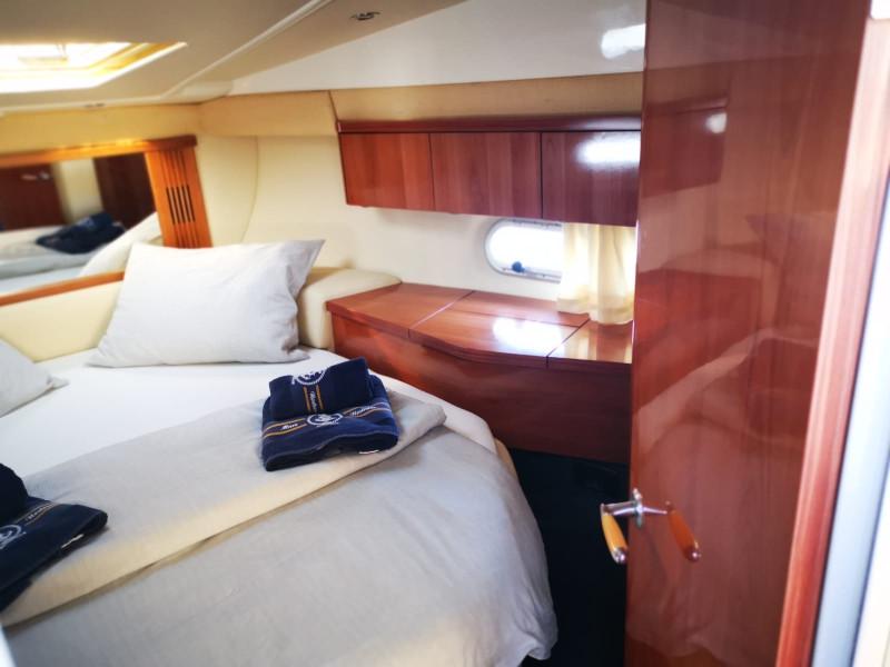 Book yachts online - motorboat - Sealine F34 - Little One - rent