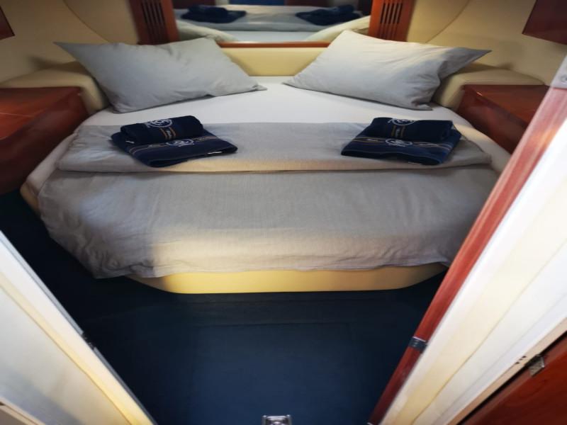 Book yachts online - motorboat - Sealine F34 - Little One - rent