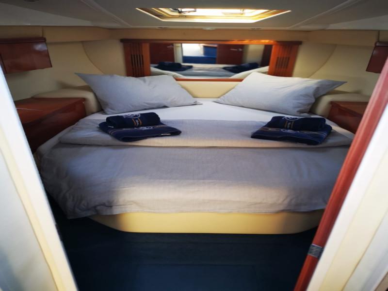 Book yachts online - motorboat - Sealine F34 - Little One - rent