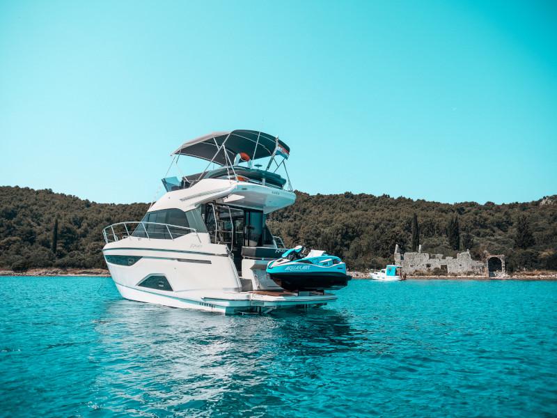 Book yachts online - motorboat - Bavaria R40 FLY - Borimir - rent