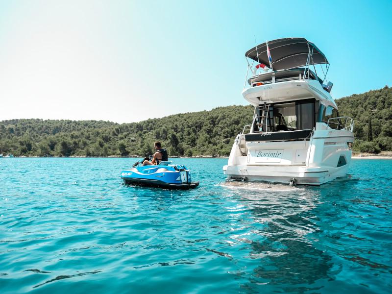 Book yachts online - motorboat - Bavaria R40 FLY - Borimir - rent