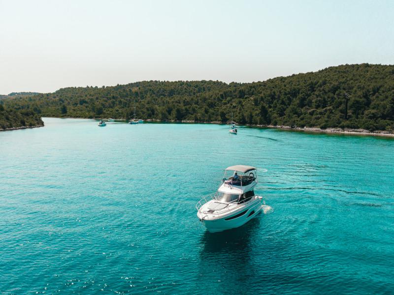 Book yachts online - motorboat - Bavaria R40 FLY - Borimir - rent