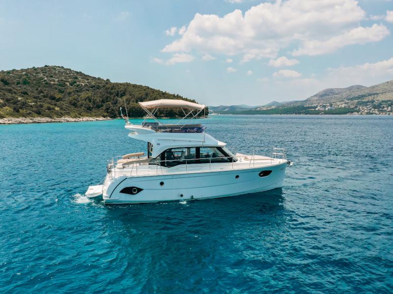 Book yachts online - motorboat - Bavaria E40 Fly - Ivona - rent