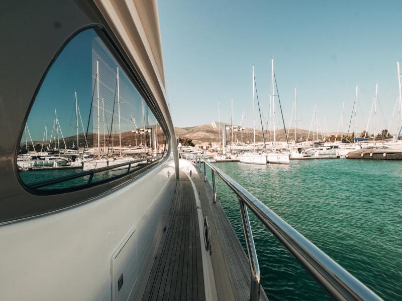 Book yachts online - motorboat - Elegance 60 Fly - Lifestyle 1 - rent